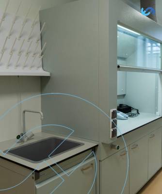 Робоча поверхня в витяжній шафі та в столі-мийці з HPL-пластику